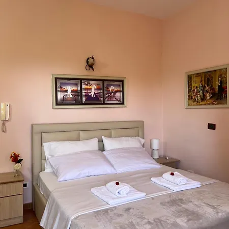 3 Hotel *